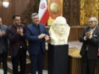 رونمایی از تندیس استاد منصور حمیدی در اختتامیه تئاتر استانی رویش