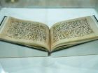 نمایش قرآن کریم منسوب به امیرالمومنین (ع) در نمایشگاه کتاب بغداد