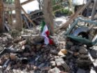 احتزاز پرچم ایران در محل اصابت موشک های دشمن در دانشگاه شریف