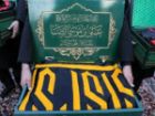 حضور خادمان امام رضا(ع) با پرچم متبرک حرم رضوی در نمایشگاه کتاب